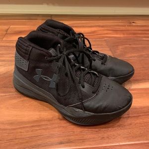 Under Armour Boys size 4.5 shoes